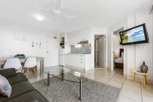 Una cocina o zona de cocina en Sandcastles Mooloolaba