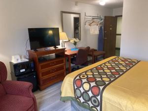 Un pat sau paturi într-o cameră la Americas Best Value Inn West Frankfort