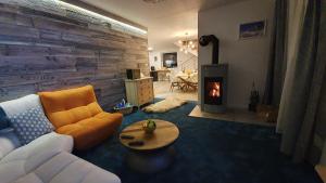 Posezení v ubytování VILA LESNA House with a garden 2 minutes from the center of the Tatras