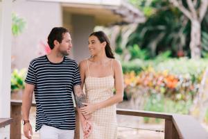 パシフィック・ハーバーにあるThe Pearl South Pacific Resort, Spa & Golf Courseの男女並び