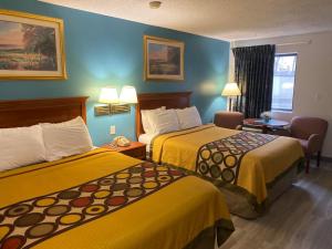 Giường trong phòng chung tại Americas Best Value Inn West Frankfort
