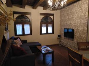 a living room with a couch and a table at Apartamentos La Casa Del Grial in Toledo