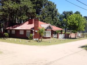 una casa a un lado de la carretera en cabañas casita de arena en Mar de Ajó