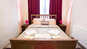 - une chambre avec un lit et 2 serviettes dans l'établissement Historical Ottoman Manor, à Izmir