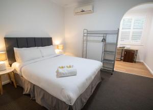 Llit o llits en una habitació de The Platypus Accommodation & Cafe