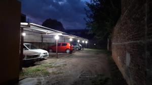 a group of cars parked in a parking lot at night at LOS TATOS con cochera in Villa María