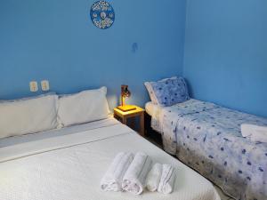 
A bed or beds in a room at Pontal dos Sonhos - Suites Enseada Beira Mar
