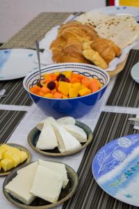 una tavola ricoperta di ciotole di formaggio e altri alimenti di Casa Laureles a Filandia