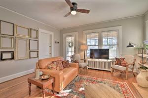 un salon avec un canapé et une télévision dans l'établissement Vintage Chic Cottage Less Than 1 Mile to UNC Greensboro!, à Greensboro
