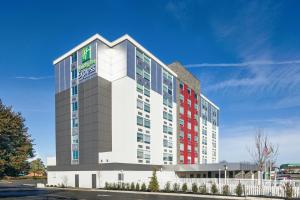 リッチモンドにあるHoliday Inn Express Richmond - Midtown by IHGの赤白の建物のオフィスビル