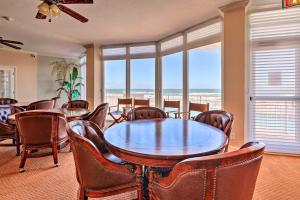 une salle de conférence avec une table et des chaises et l'océan dans l'établissement Oceanfront Home with Balcony Steps to Daytona Beach, à Daytona Beach Shores