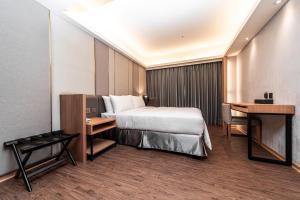 Postel nebo postele na pokoji v ubytování Fish Hotel Kaohsiung