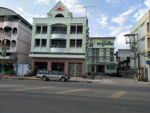 een auto geparkeerd voor een gebouw in een straat bij โรงแรมคูณคีม in Nakhon Phanom