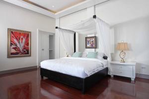 um quarto com uma cama de dossel grande em Matinloc Island Resort em El Nido