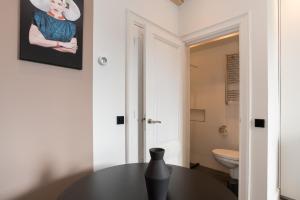 una mesa negra en una habitación con aseo en City centre studio canal belt en Ámsterdam