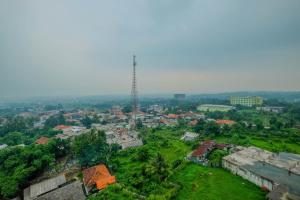 une vue aérienne sur une ville dotée d'une tour radio dans l'établissement Minimalist Studio Room Bogorienze Resort near The Jungle By Travelio, à Bogor