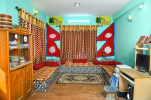 uma sala de estar com um sofá com almofadas vermelhas em Homestay in Nagarkot em Thimi