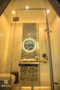 baño con ducha y puerta de cristal en Cen Hotel en Vung Tau