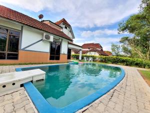 Foto dalla galleria di A famosa Resort Villa with private pool by BeeStay 10 pax a Kampong Alor Gajah