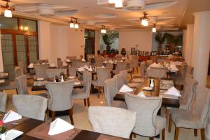 尼耶利The White Rhino Hotel的摆满桌椅的餐厅
