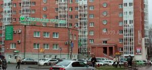 トムスクにあるКварт отель Надежда Московский тракт 6/3の建物前に停車する車両群