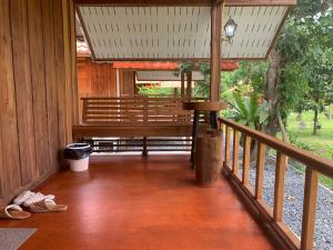 Balkón nebo terasa v ubytování Taluangjit Resort&Garden