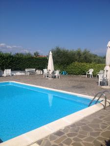 Basen w obiekcie Un nido sul Lago di Garda lub w pobliżu