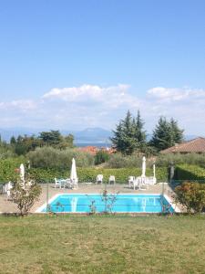 Basen w obiekcie Un nido sul Lago di Garda lub w pobliżu