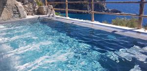 マイオーリにあるCannaverde - Amalfi Coast Campの海の景色を望む青い水のプール