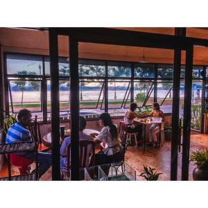 Restoran või mõni muu söögikoht majutusasutuses Take A Rest At Nakhon Phanom