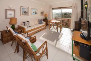 sala de estar con sofá y mesa en Barra Beach House - Praia da Barra, en Praia da Barra