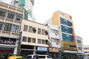 a busy city street with tall buildings and cars at OYO 416 Lucky Hotel in Manila