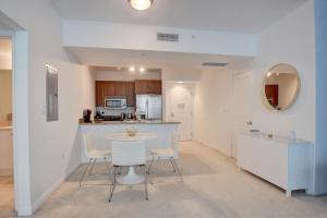 A kitchen or kitchenette at One Bedroom In Lux Condo,casa Costa! Wbeachpass!