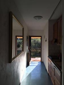 Kuchnia lub aneks kuchenny w obiekcie Un nido sul Lago di Garda