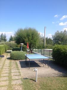 Tenis stołowy w obiekcie Un nido sul Lago di Garda lub pobliżu