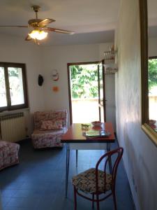 salon ze stołem i krzesłem w obiekcie Un nido sul Lago di Garda w mieście Padenghe sul Garda