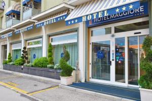 una tienda frente a un hotel con un cartel en Hotel Maggiore, en Bolonia