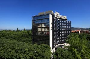 un edificio alto con un cartel encima en Hotel Tres Reyes Pamplona, en Pamplona