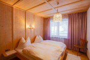 Łóżko lub łóżka w pokoju w obiekcie Gästehaus Strauss
