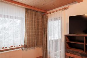Telewizja i/lub zestaw kina domowego w obiekcie Gästehaus Strauss
