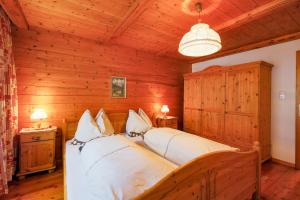 sypialnia z 2 łóżkami w pokoju z drewnianymi ścianami w obiekcie Gästehaus Strauss w mieście Seefeld in Tirol