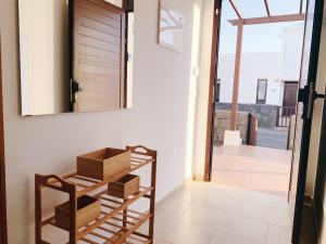 Habitación con espejo y estantería de madera. en Luxury Villa Lanzarote en Playa Blanca