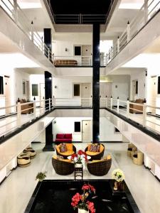 un gran vestíbulo con sofás y sillas en un edificio en Gading Guest House, en Mataram