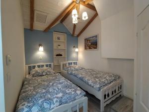 Postel nebo postele na pokoji v ubytování Mendei Vendégház Loft Apartman