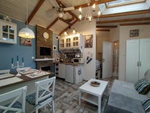Kuchyň nebo kuchyňský kout v ubytování Mendei Vendégház Loft Apartman