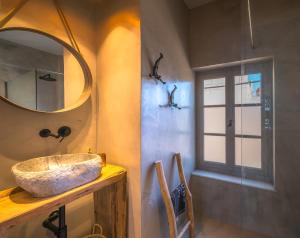 A bathroom at Sophia Aegina Még 20 kép