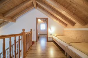 sypialnia w domu z drewnianym sufitem w obiekcie Apartment Dolomiten w mieście San Martino in Badia