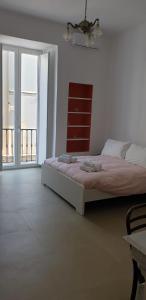 1 dormitorio con 1 cama con cómoda roja en MaGà Station, en Nápoles