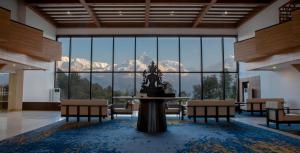 una grande stanza con tavolo e sedie e una grande finestra di Hotel Annapurna View Sarangkot a Pokhara