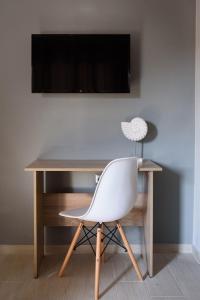 a white chair sitting in front of a desk at Haus Viktoria 2 in Limenas